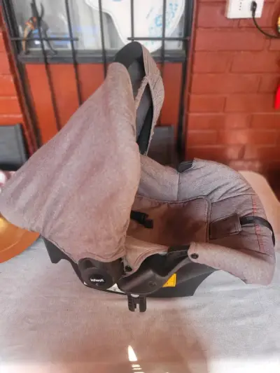 Coche con huevito gris para bebé - miniatura 1
