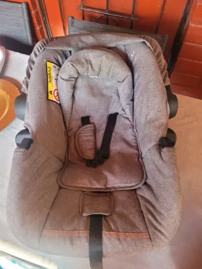 Coche con huevito gris para bebé - miniatura 2