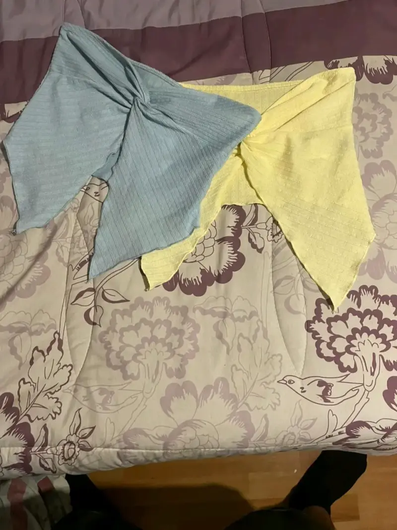 Poleras triangulares azul y amarillo
