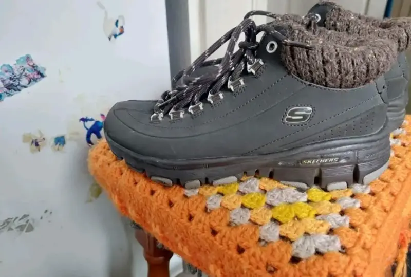 Zapatillas Skechers café robustas - 1