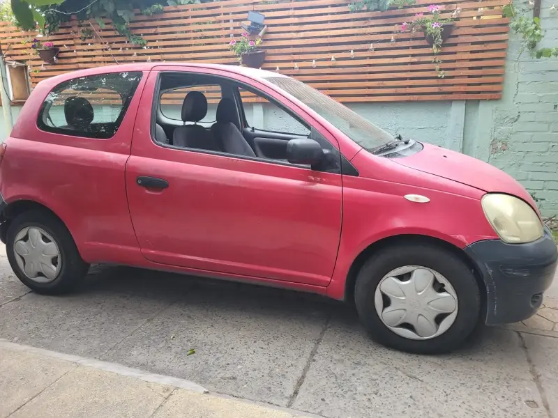 Auto compacto rojo usado - 1