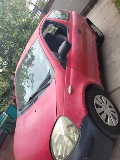 Auto compacto rojo usado - miniatura 5