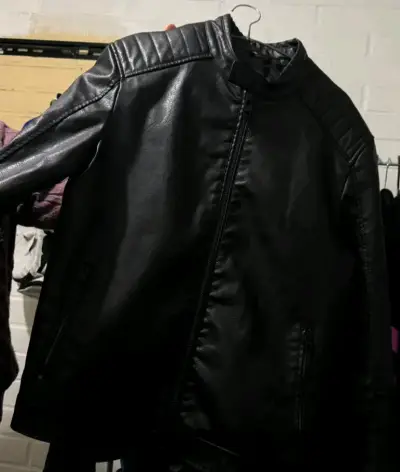 Chaqueta de cuero negra estilo motero - miniatura 1