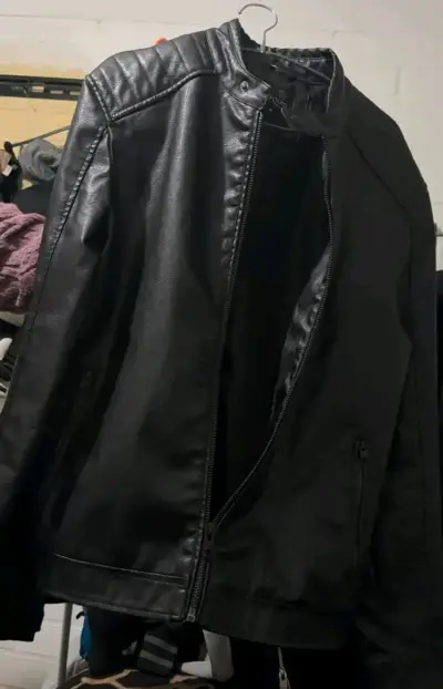 Chaqueta de cuero negra estilo motero - miniatura 2