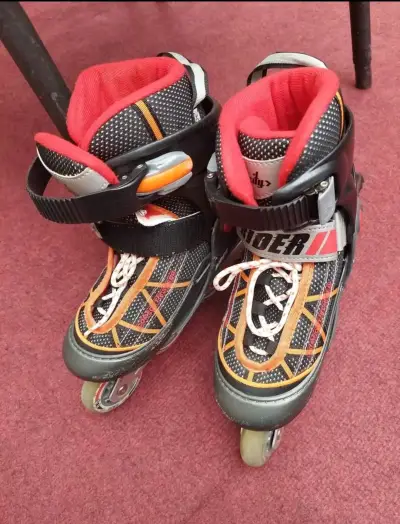 Patines en línea negros y rojos - miniatura 1