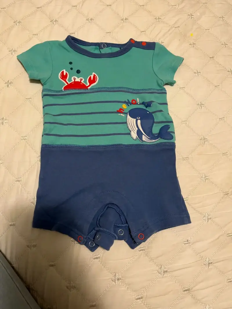 Enterito de bebé azul con estampado
