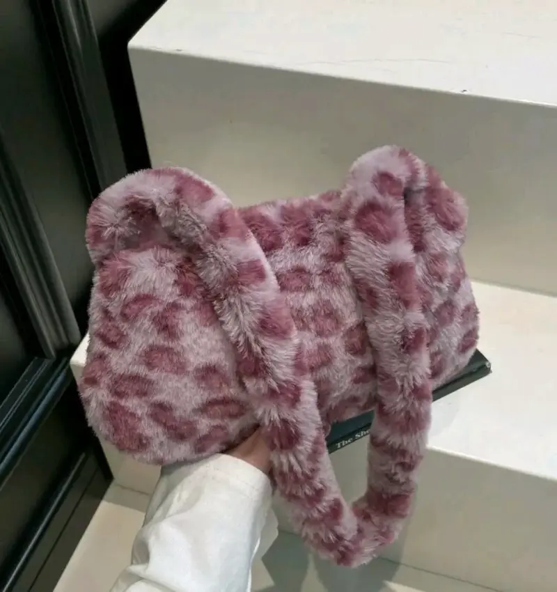 Cartera de peluche rosa pequeña - 1