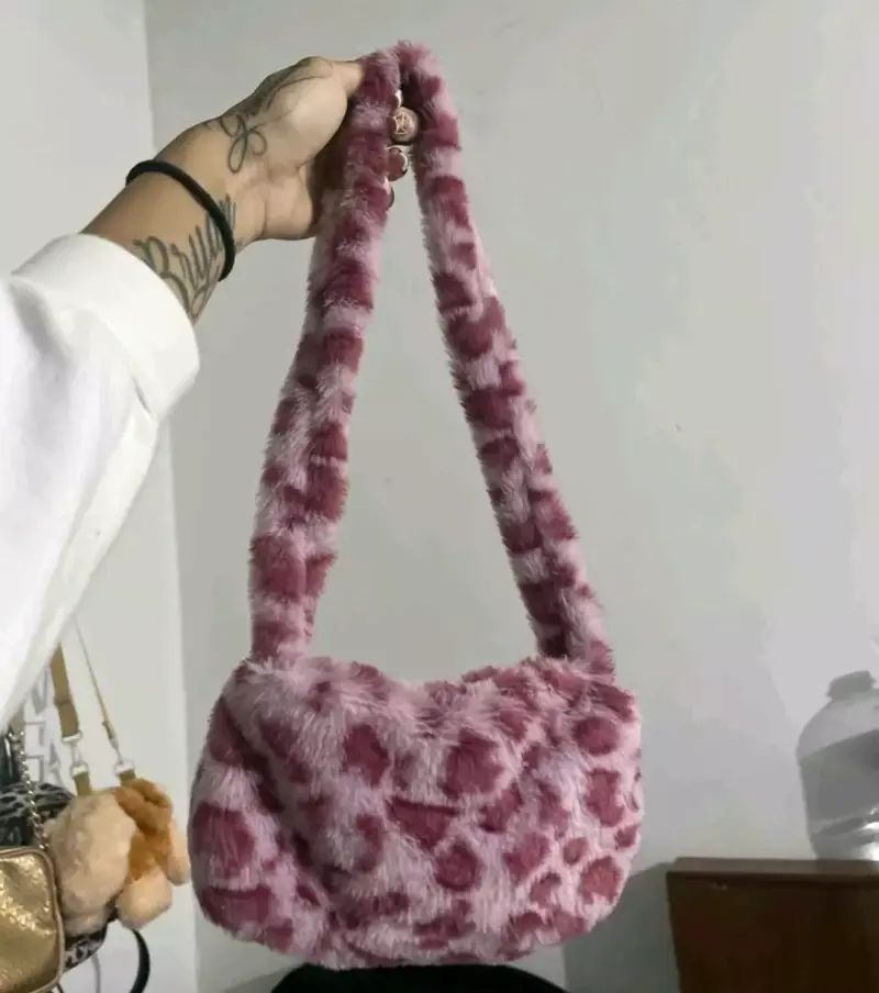 Cartera de peluche rosa pequeña - 2