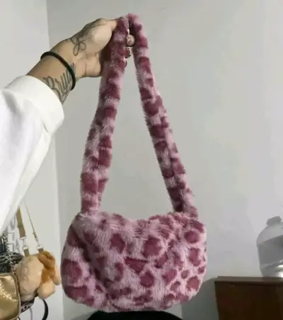 Cartera de peluche rosa pequeña - miniatura 2