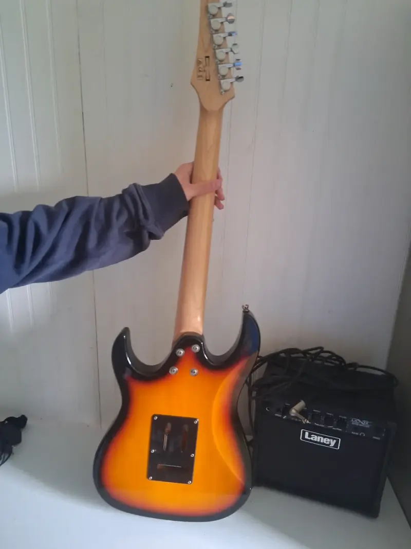 Guitarra electrica ibanez con amplificador - 2