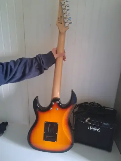 Guitarra electrica ibanez con amplificador - miniatura 2