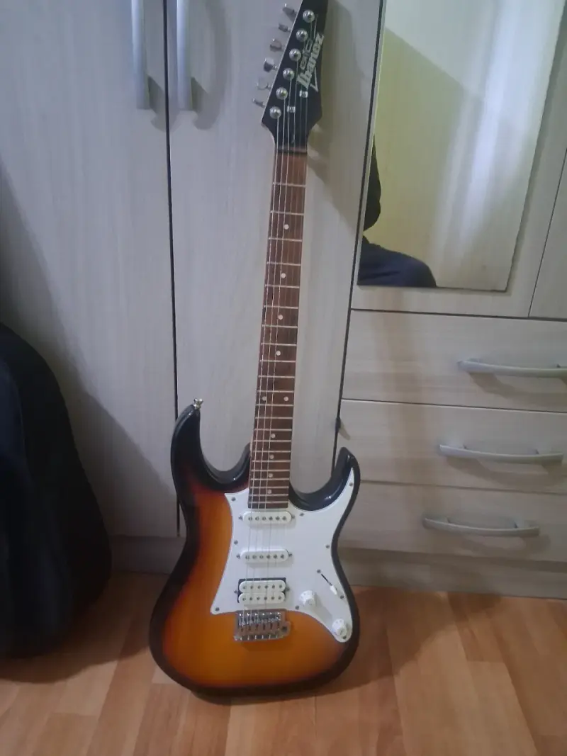 Guitarra electrica ibanez con amplificador - 4