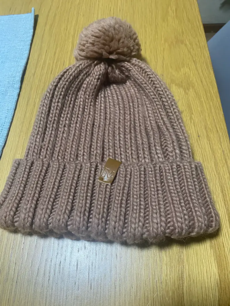 Gorro de lana beige con pompón Marca Merrell - 1
