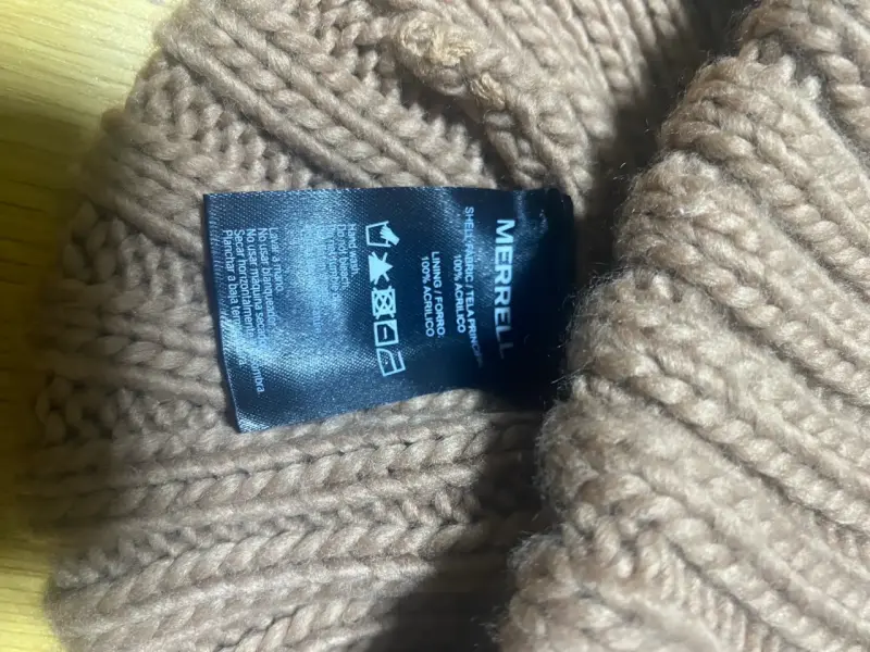 Gorro de lana beige con pompón Marca Merrell - 2