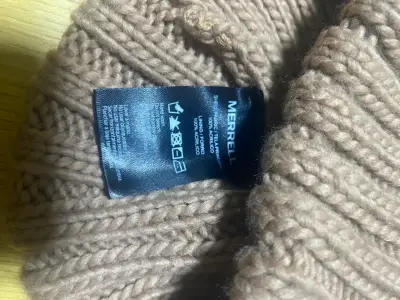 Gorro de lana beige con pompón Marca Merrell - miniatura 2