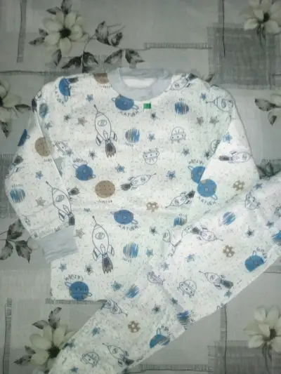 Pijama infantil con estampado - miniatura 2