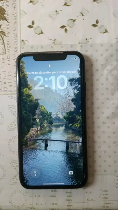 Teléfono inteligente negro, iphone 11 - miniatura 1