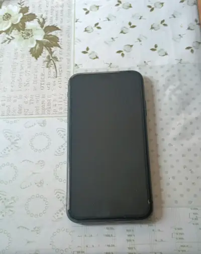 Teléfono inteligente negro, iphone 11 - miniatura 2