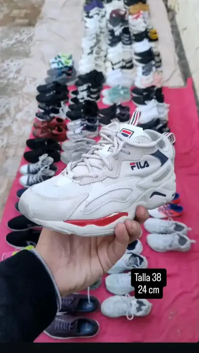 Zapatillas de distintas marcas - miniatura 3