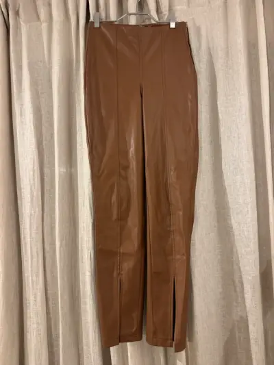 Pantalones café cuerina Perry talla S - miniatura 1