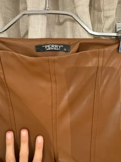 Pantalones café cuerina Perry talla S - miniatura 2