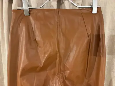 Pantalones café cuerina Perry talla S - miniatura 3