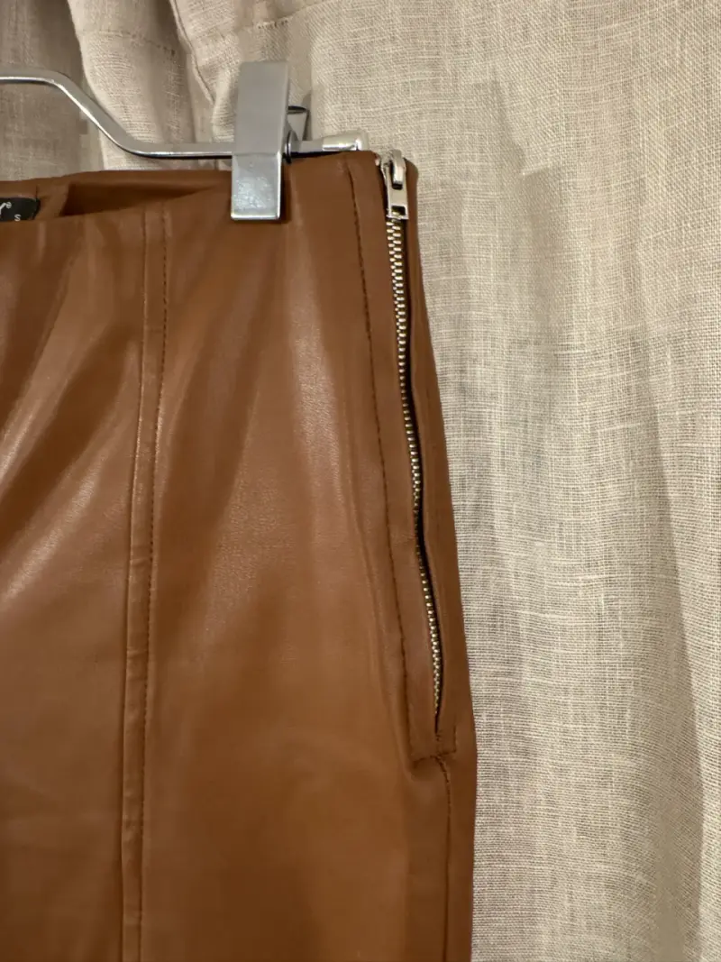 Pantalones café cuerina Perry talla S - 4