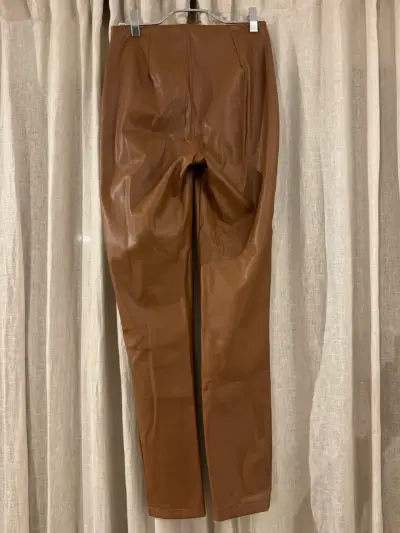 Pantalones café cuerina Perry talla S - miniatura 6