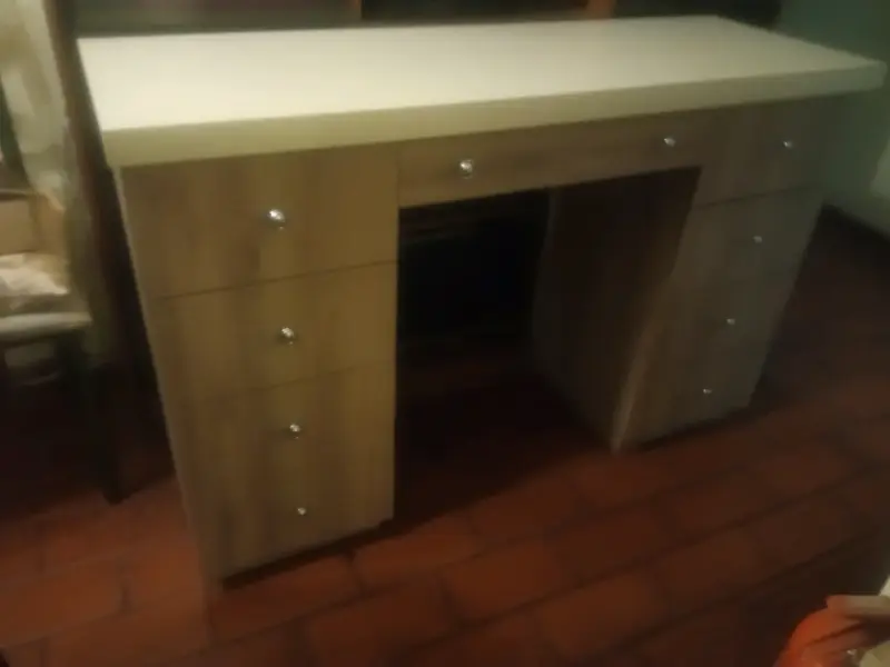 Tocador de madera con cajones - 1