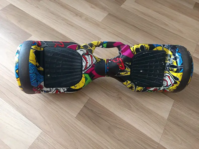 Hoverboard con diseño gráfico colorido