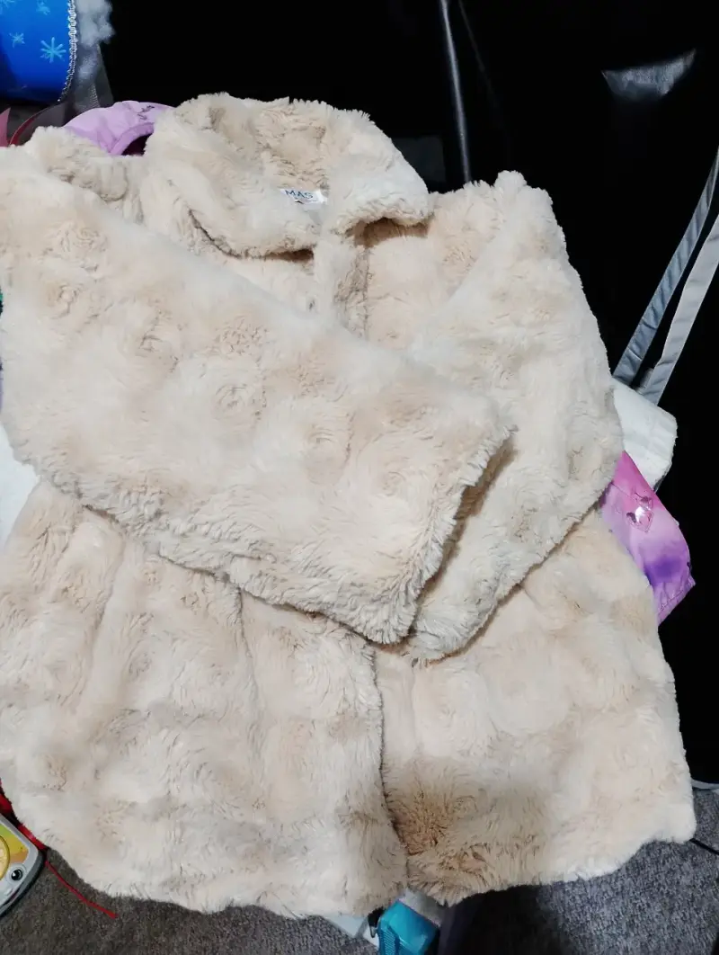 Abrigo de peluche beige para niña