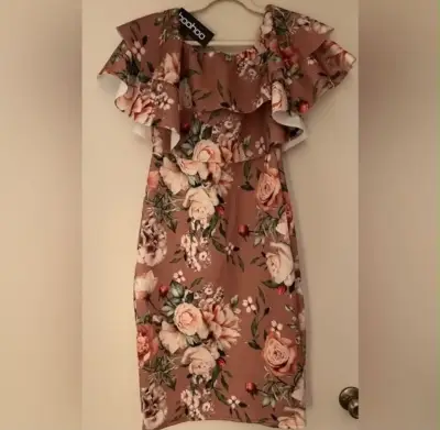 Vestido floral con volantes - miniatura 1