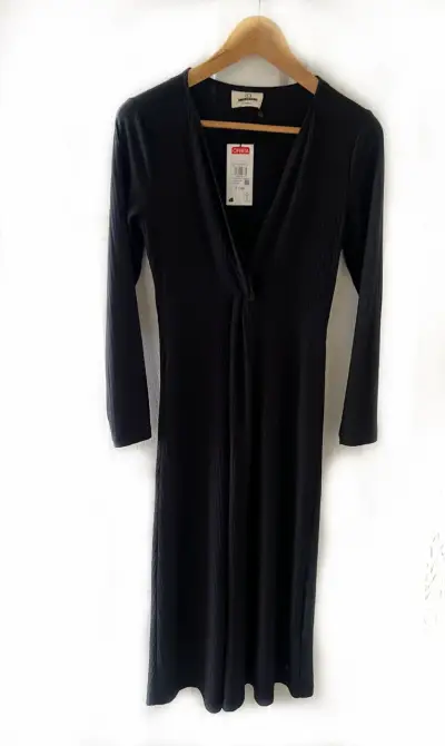 Vestido negro con etiqueta - miniatura 1