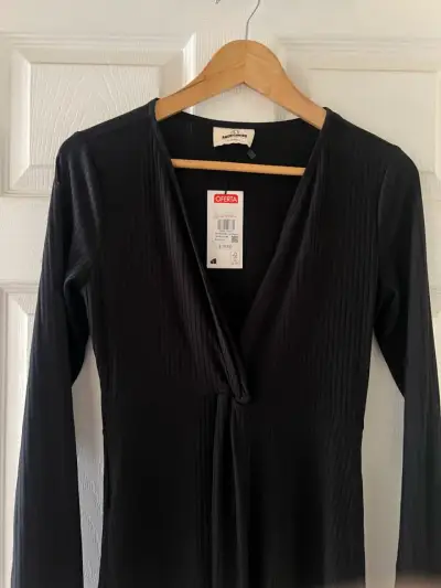 Vestido negro con etiqueta - miniatura 2