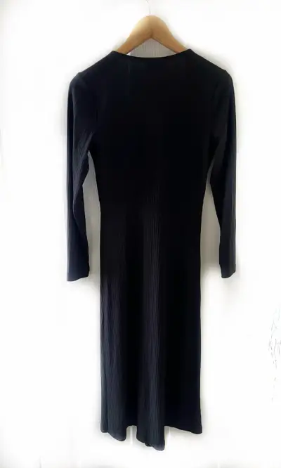 Vestido negro con etiqueta - miniatura 3