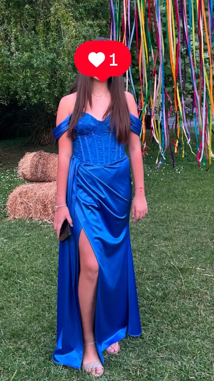 Vestido azul con hombros descubiertos
