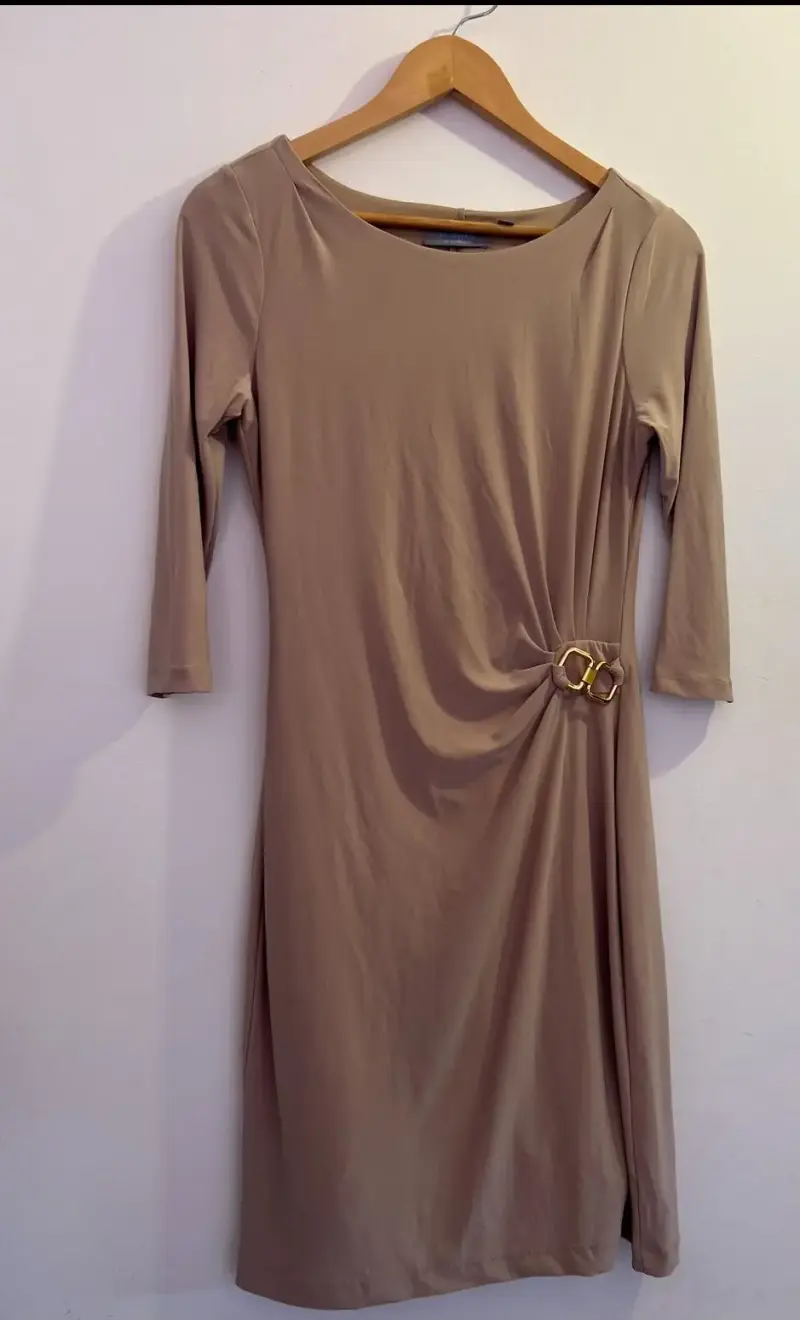 Vestido beige con detalle dorado