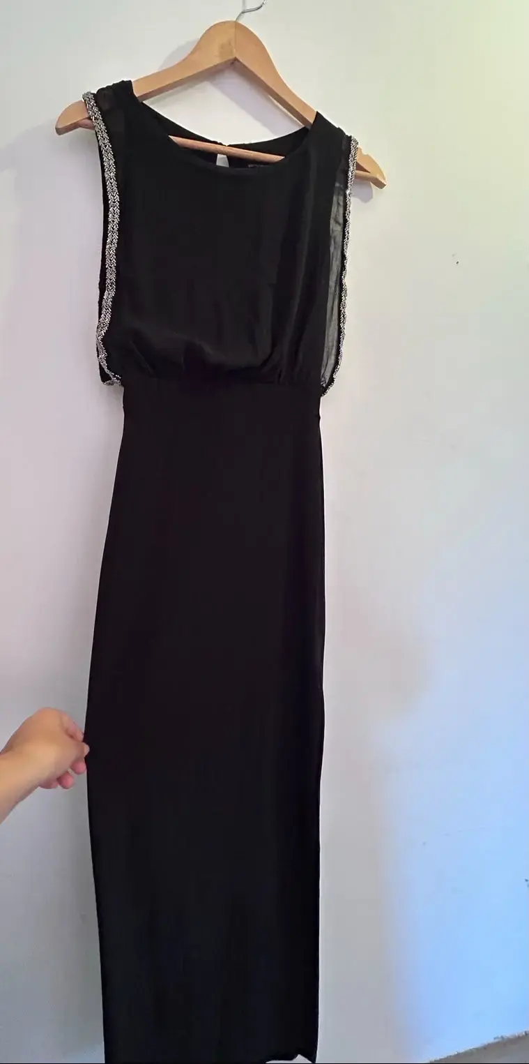 Vestido negro con detalles brillantes
