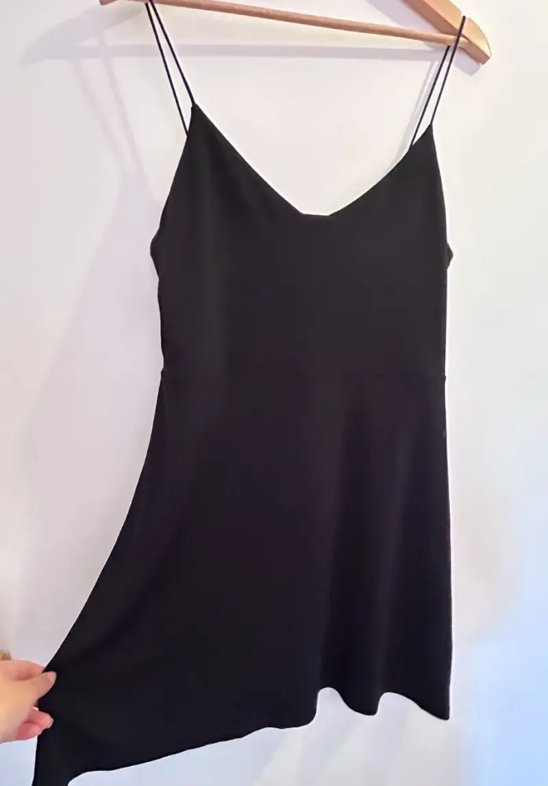 Vestido negro de tirantes