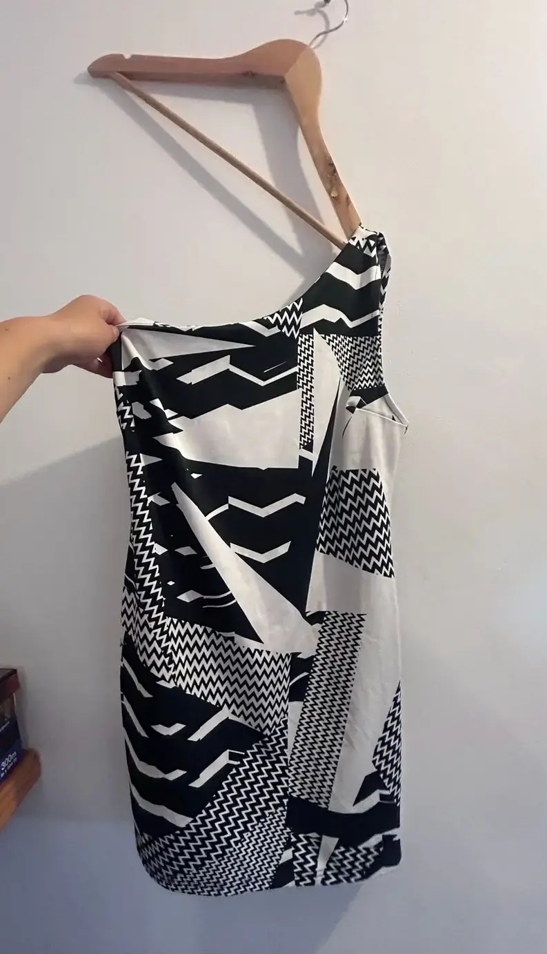Vestido blanco y negro geométrico