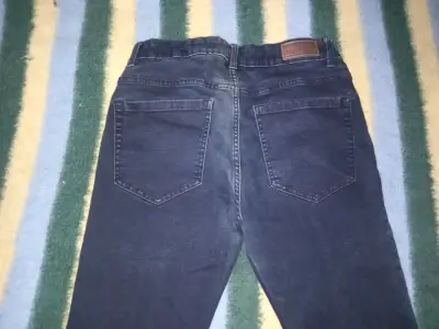 Jeans oscuros de mezclilla - miniatura 1