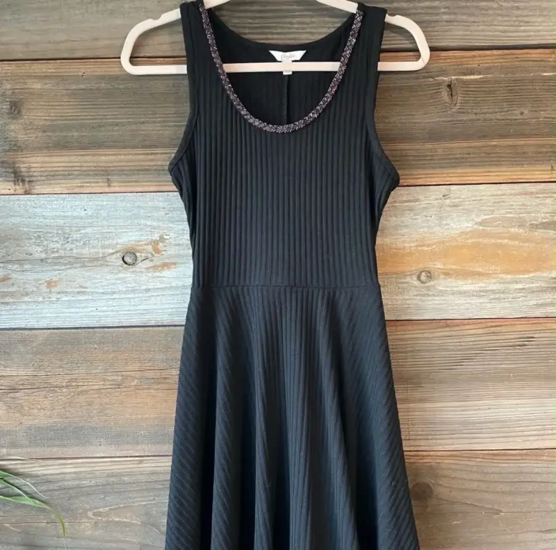 Vestido negro sin mangas