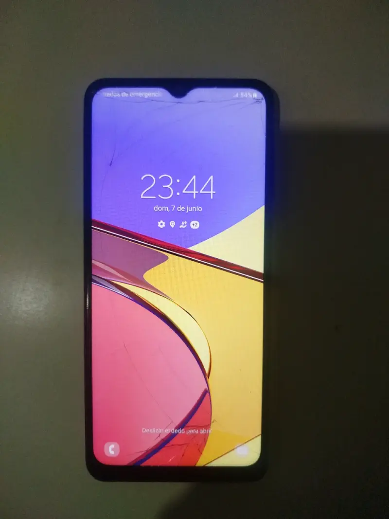 Smartphone con pantalla rota - 1