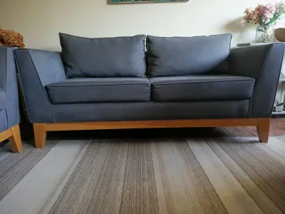 Sofá 3 plazas y poltrona base madera - miniatura 1