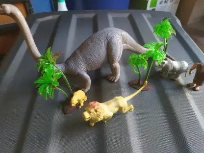 Juego figuras dinosaurio y animales - miniatura 1