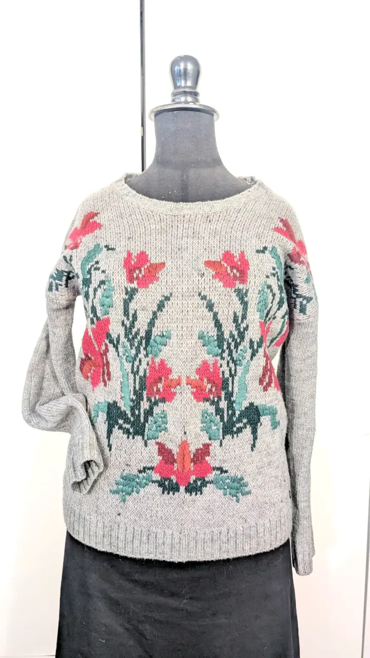 Suéter gris con flores estampadas - 1