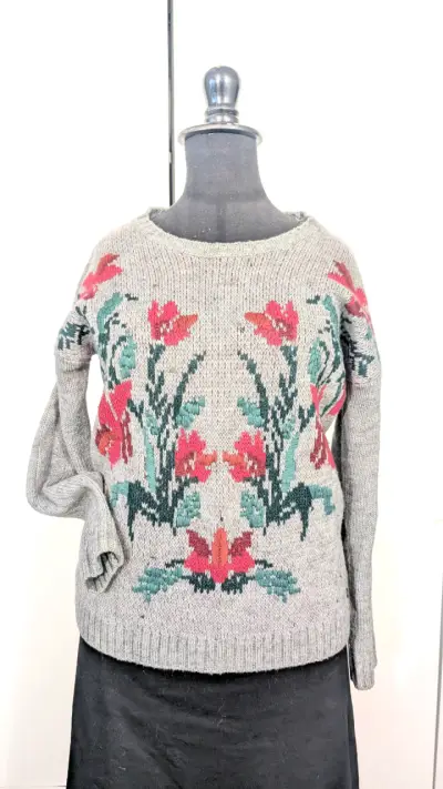 Suéter gris con flores estampadas - miniatura 1