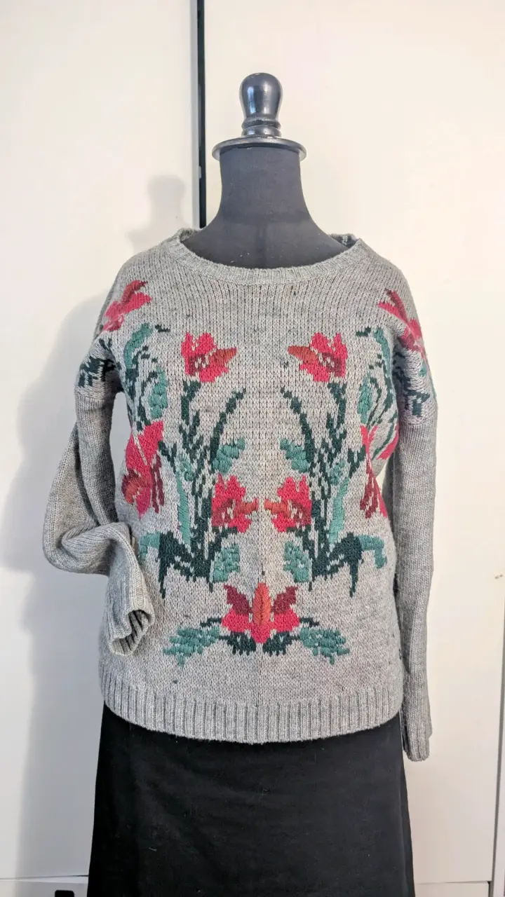 Suéter gris con flores estampadas - 2