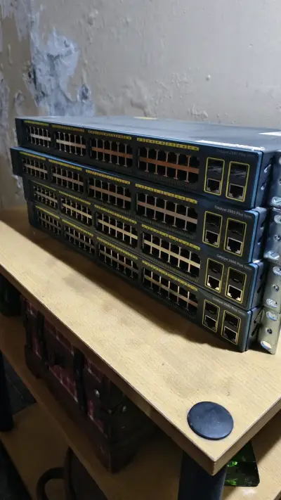 Switch Cisco Catalyst 2960 Plus - miniatura 1