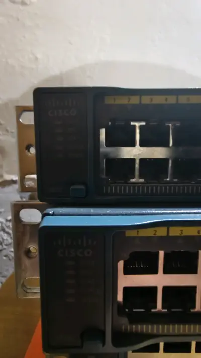 Switch Cisco Catalyst 2960 Plus - miniatura 4